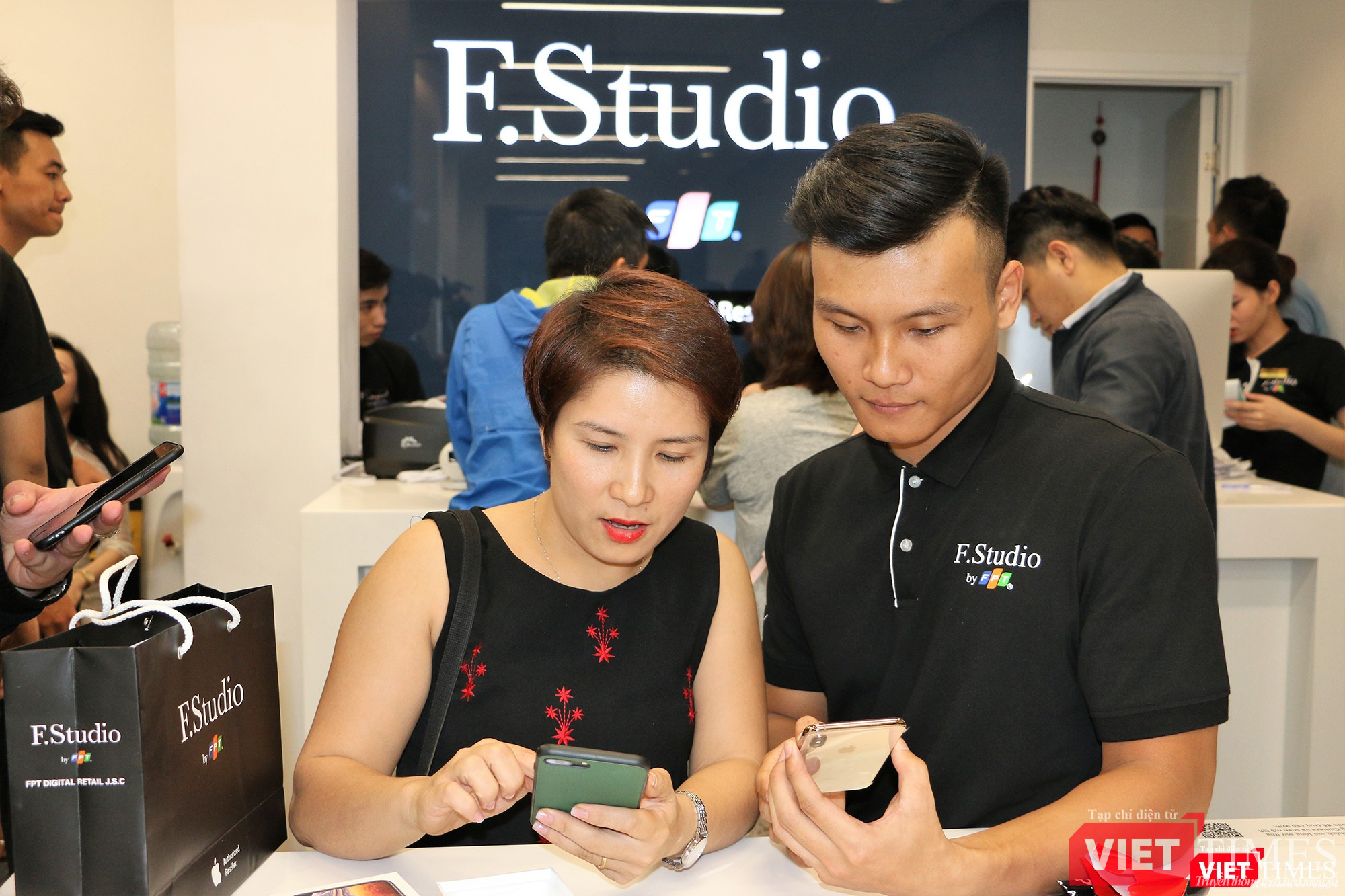 Chị Nguyễn Thúy Hằng, 39 tuổi nói rằng vài năm trước đã dùng sản phẩm Samsung, nhưng từ khi chuyển sang dùng iPhone thì không muốn dùng smartphone Samsung nữa. Lần này chị sắm cho mình một chiếc iPhone XS Max 256 GB với giá 37,9 triệu đồng