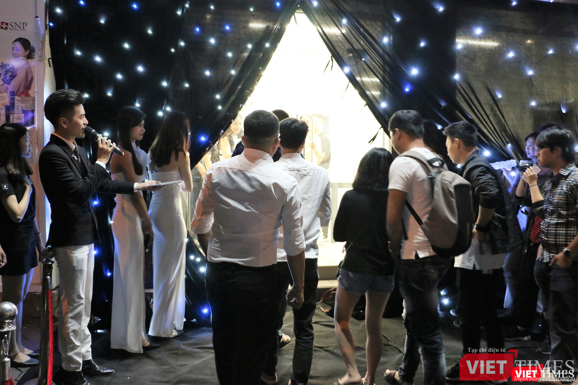 23h30, các khách hàng đầu tiên được vào F,Studio để mua sản phẩm