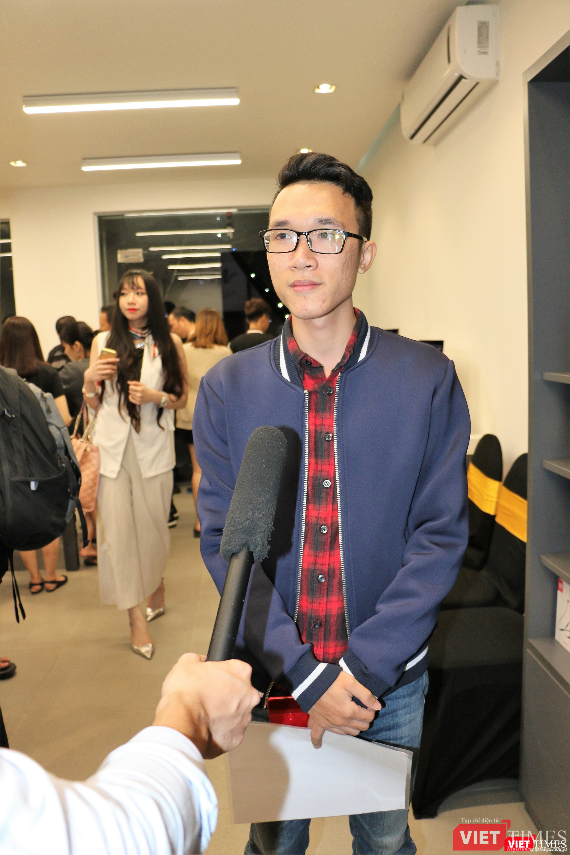 Blogger Vinh Vật Vờ nói rằng khá nhiều người chọn mua sản phẩm chính hãng thay vì sản phẩm xách tay, do chế độ bảo hành và ưu đãi lớn từ FPT Shop.