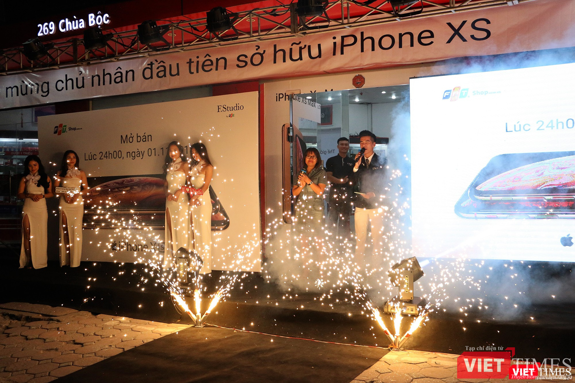 Thứ hai, nếu là chủ thẻ tín dụng Citibank, khách hàng sẽ được hoàn tiền 2 triệu đồng và trả góp 0% lãi suất; Thứ ba, khách hàng có thể lên đời ngay iPhone XS, XS Max và XR từ một chiếc điện thoại cũ với thủ tục đơn giản. FPT Shop không phân biệt nguồn gốc máy cũ, máy xấu cũ, không còn hộp đều có thể thu nhận.