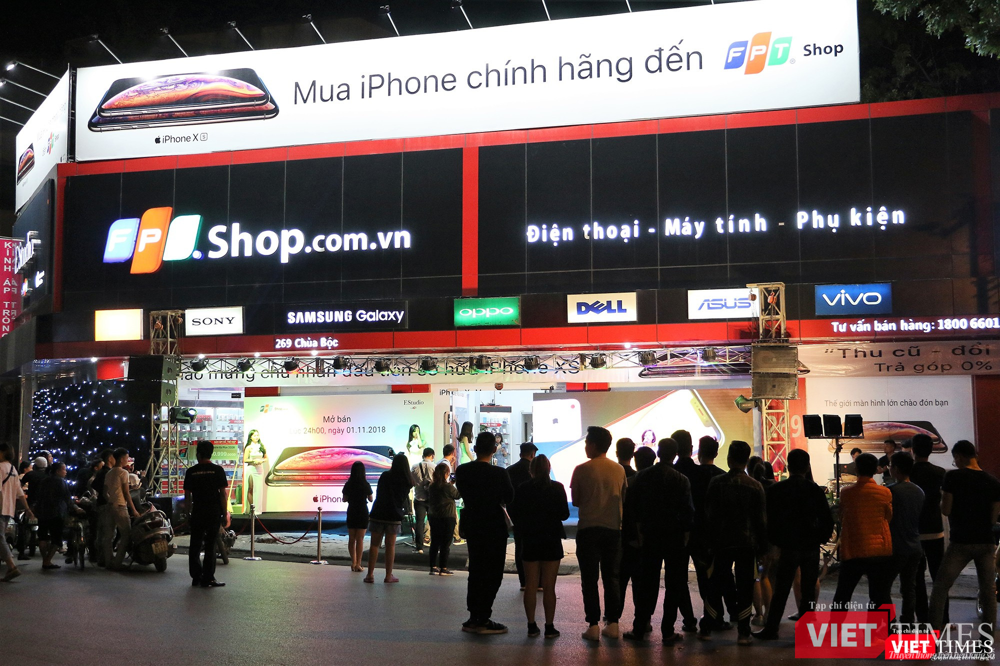 23h tối 1/11, khá nhiều người tập hợp trước cửa hàng FPT Shop tại phố chùa Bộc, Hà Nội để chờ đến giờ cửa hàng chính thức mở bán iPhone XS, XS Max và XR