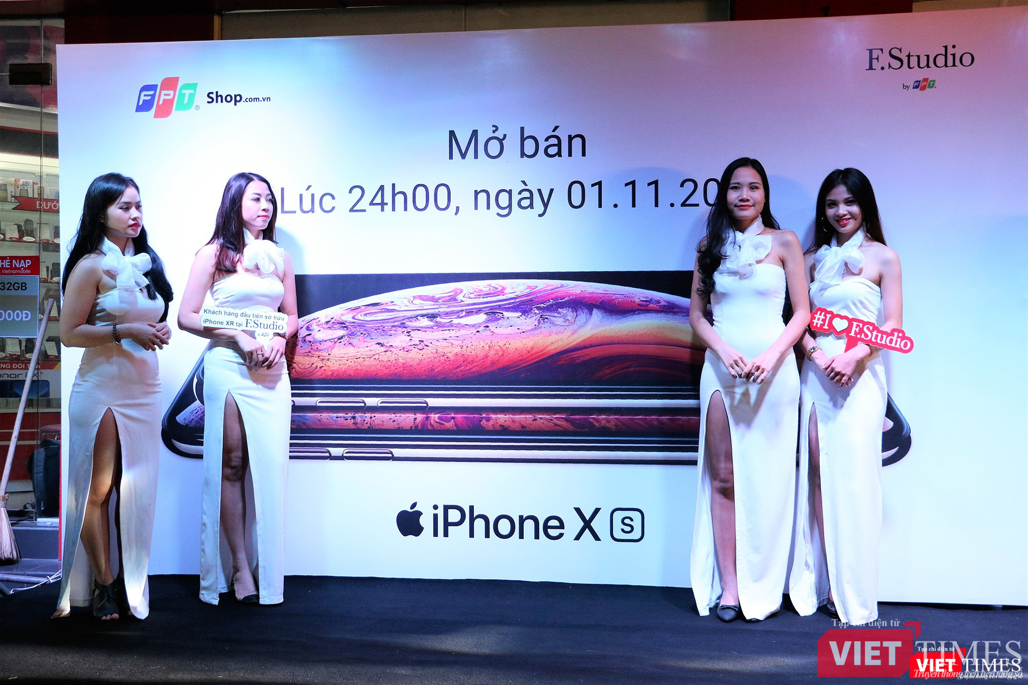 Do quy định của Apple nên các sản phẩm chỉ được mở bán và kích hoạt vào lúc 0h ngày 2/11