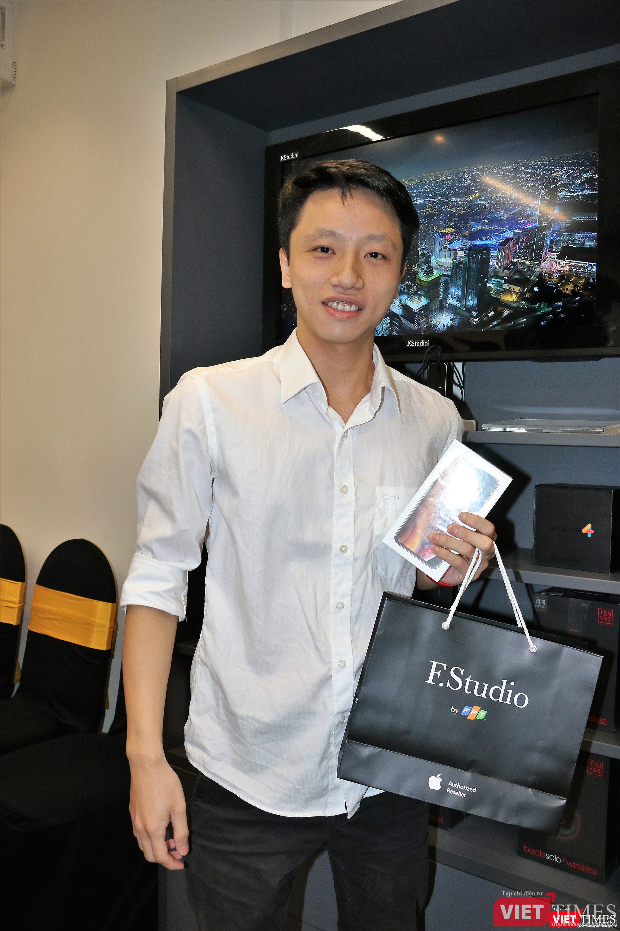 Anh Nguyễn Vũ Việt, làm việc tại FPT Software là người đầu tiên sở hữu iPhone XS chính hãng. Anh mua phiên bản XS 64 GB với giá 28,9 triệu đồng sau khi đã được ưu đãi giảm giá 2 triệu đồng