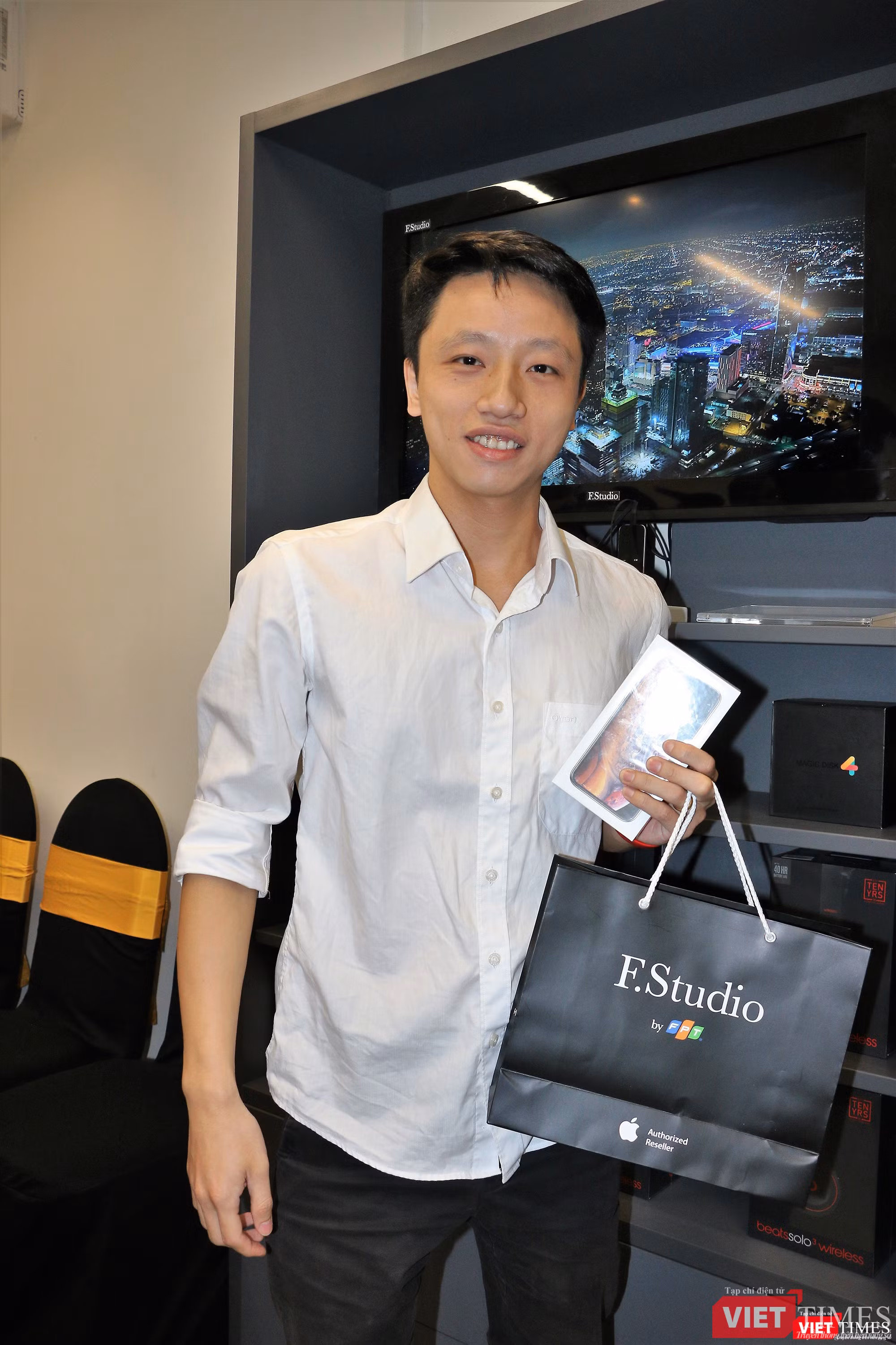 Anh Nguyễn Vũ Việt, làm việc tại FPT Software là người đầu tiên sở hữu iPhone XS chính hãng. Anh mua phiên bản XS 64 GB với giá 28,9 triệu đồng sau khi đã được ưu đãi giảm giá 2 triệu đồng