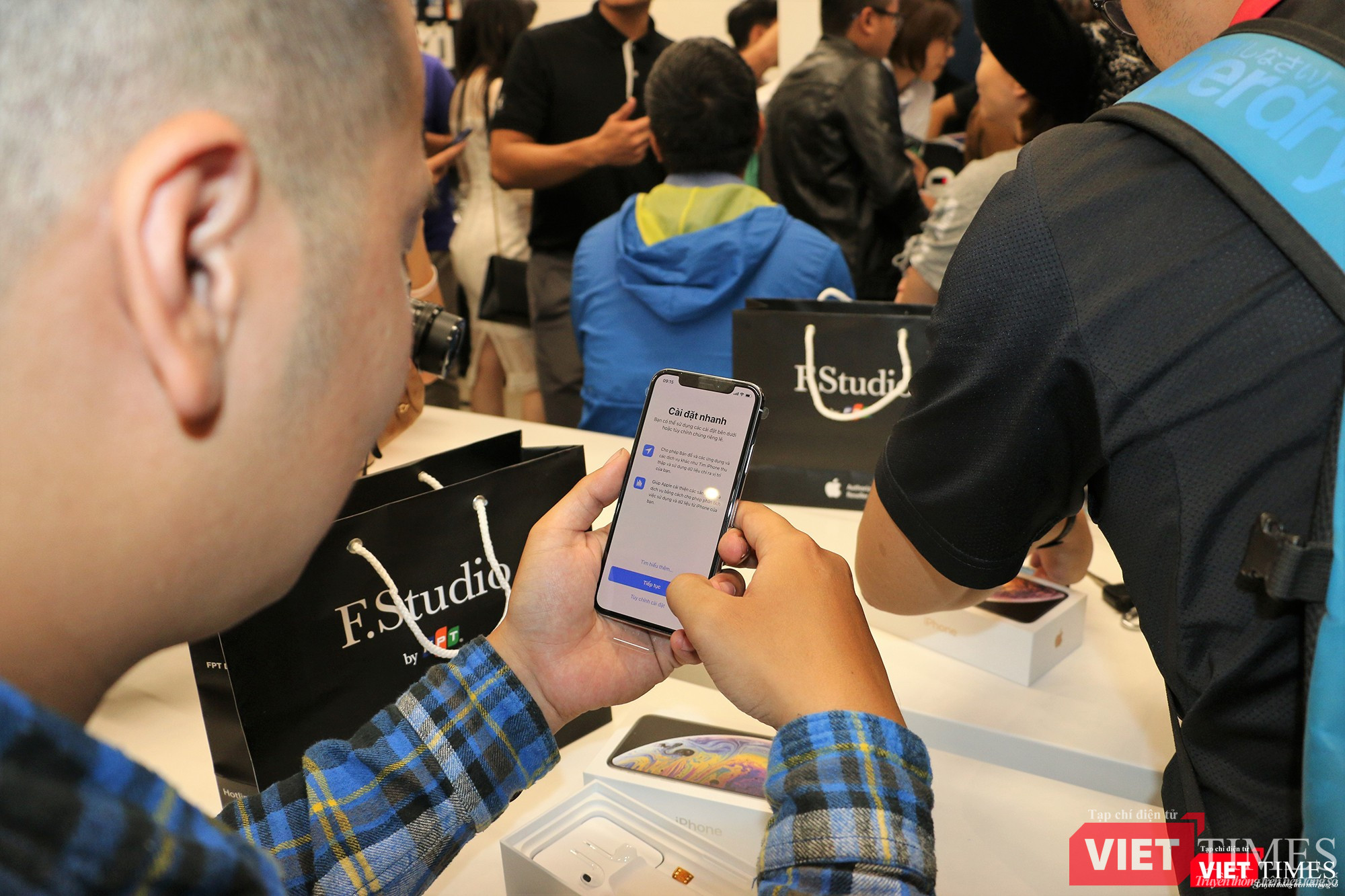 Một người mua đã mở hộp sản phẩm ngay tại cửa hàng