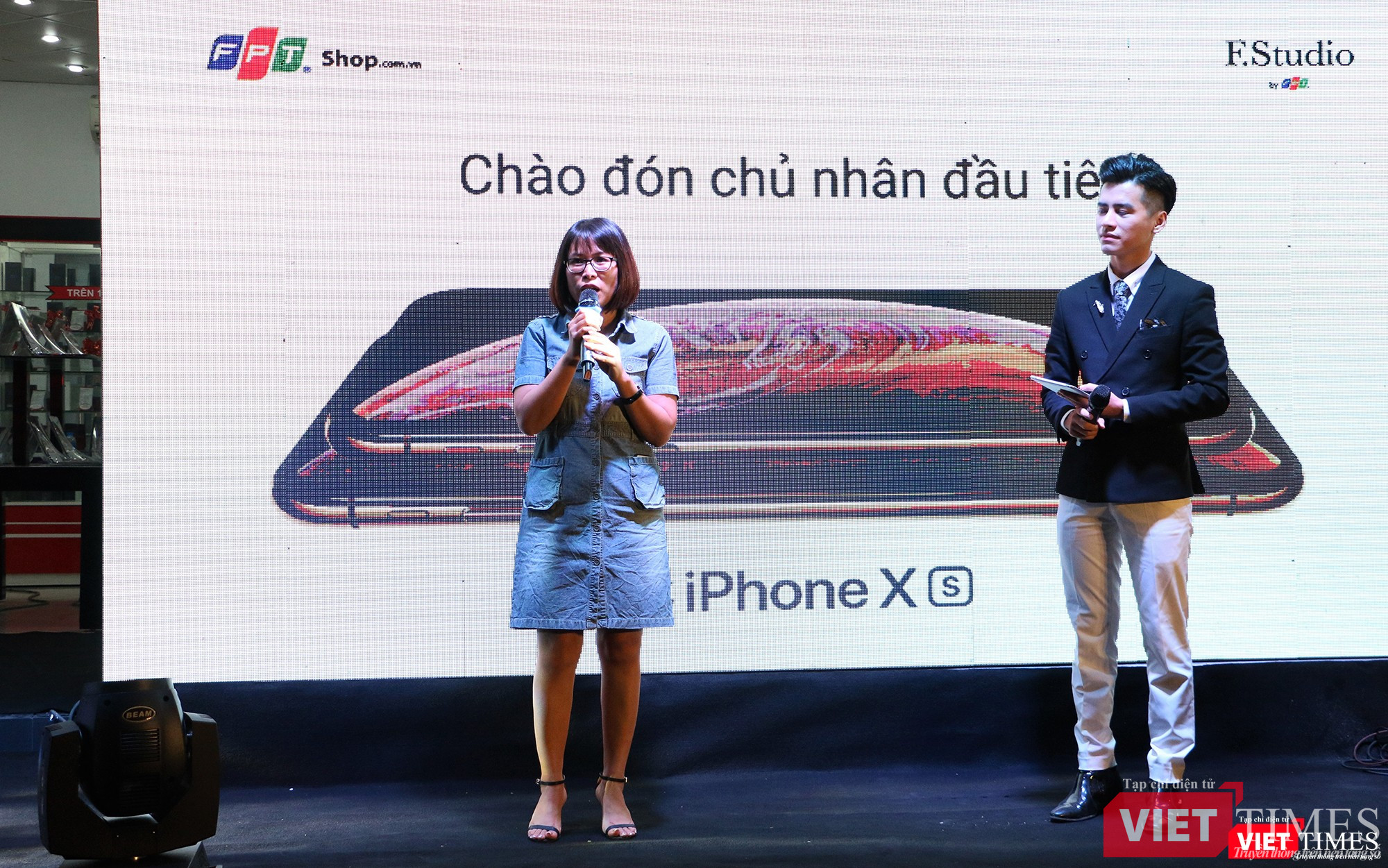 Đại diện FPT Shop phát biểu chào mừng. Sau 7 ngày chính thức nhận đặt cọc, đã có 5.000 đơn hàng được đặt thành công trên hệ thống của FPT Shop. Từ mùng 2 - 30/11, khi khách hàng chọn mua bất kỳ phiên bản nào thuộc bộ 3 iPhone XS, XS Max và XR sẽ nhận được một trong các ưu đãi: Thứ nhất, nếu chọn mua trả góp, khách hàng sẽ được tài trợ 100% lãi suất trong kỳ hạn 9 tháng, trong đó khách hàng chỉ cần trả trước từ 11.500.000 đồng và góp 1.346.000 đồng/tháng