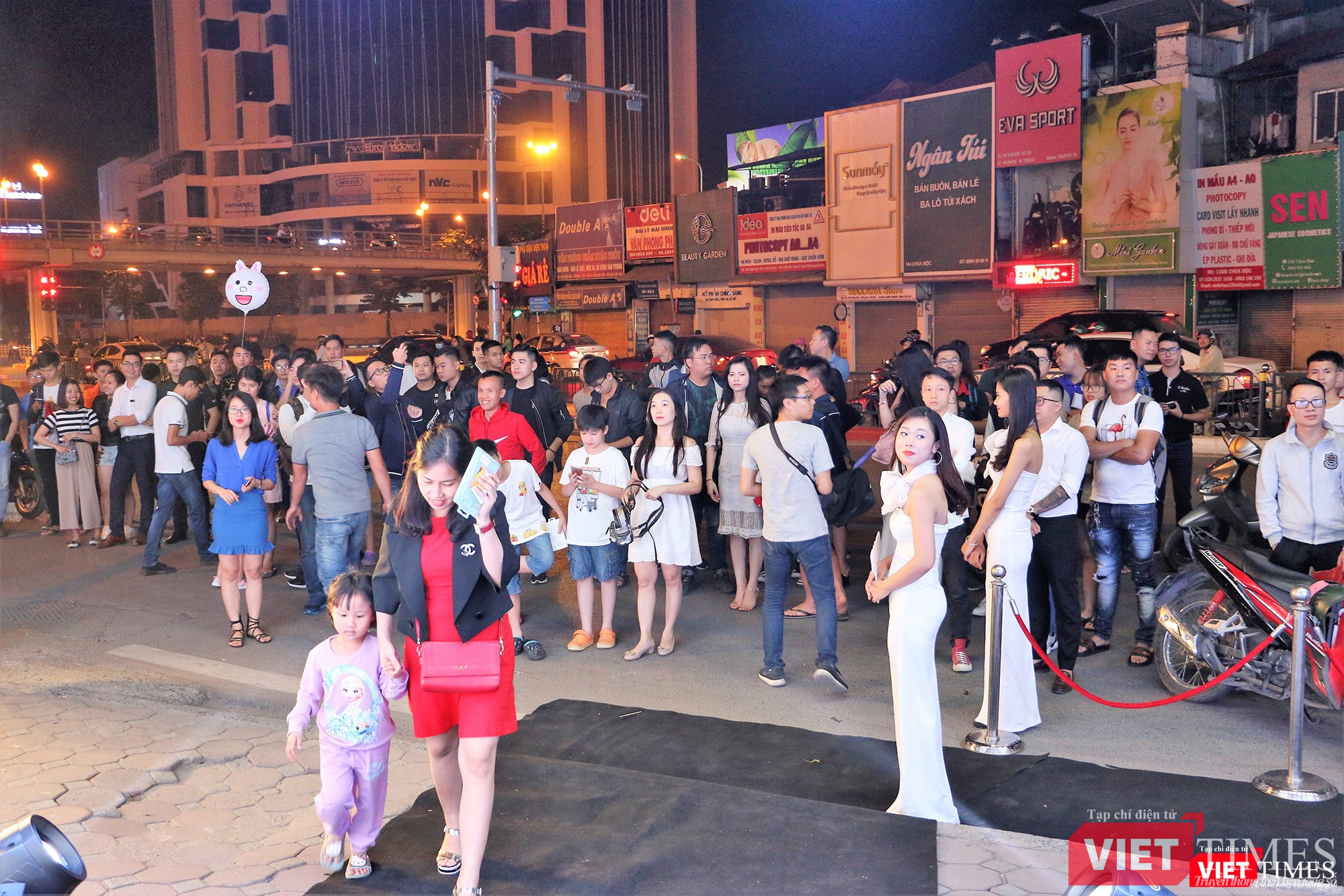 Đây là những người háo hức muốn sở hữu iPhone XS và XR chính hãng sớm nhất