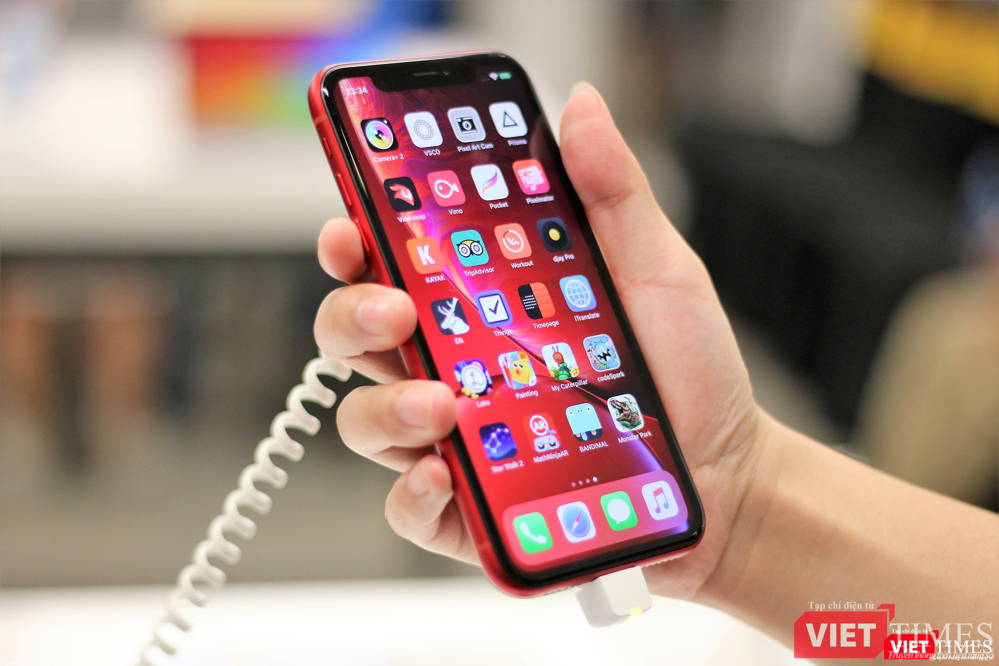 Phiên bản iPhone XR 64GB được FPT Shop bán với giá 22,9 triệu đồng, phiên bản 128 GB là 24,9 triệu đồng và 256 GB là 26,9 triệu đồng