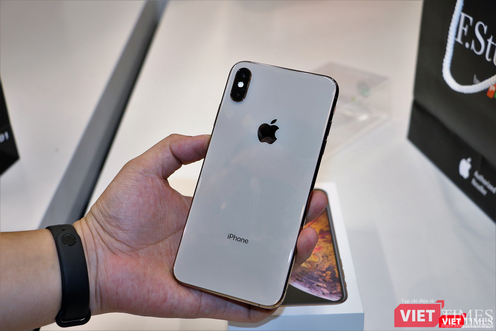 iPhone XS và XS Max có 3 màu Vàng đồng, Bạc và Xám. Riêng với iPhone XR, Apple đã ưu ái trang bị 6 màu trẻ trung và cá tính gồm Trắng, Đen, Đỏ, Vàng, Cam, Xanh.