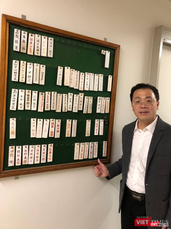 Trước cửa phòng nghiên cứu của GS. Tasuku Honjo hiện vẫn gắn tên GS. Tạ Thành Văn trên bảng tên vốn chỉ dành cho những người đang học, dù GS Văn đã rời xa nơi ấy hơn 10 năm.