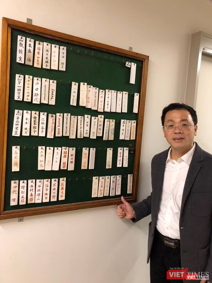 Trước cửa phòng nghiên cứu của GS. Tasuku Honjo hiện vẫn gắn tên GS. Tạ Thành Văn trên bảng tên vốn chỉ dành cho những người đang học, dù GS Văn đã rời xa nơi ấy hơn 10 năm.