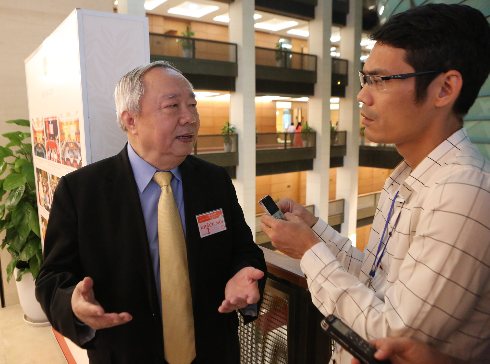 Phóng viên báo Tiền Phong phỏng vấn ông Vũ Mão bên lề kỳ họp Quốc hội Phóng viên báo Tiền Phong phỏng vấn ông Vũ Mão bên lề kỳ họp Quốc hội