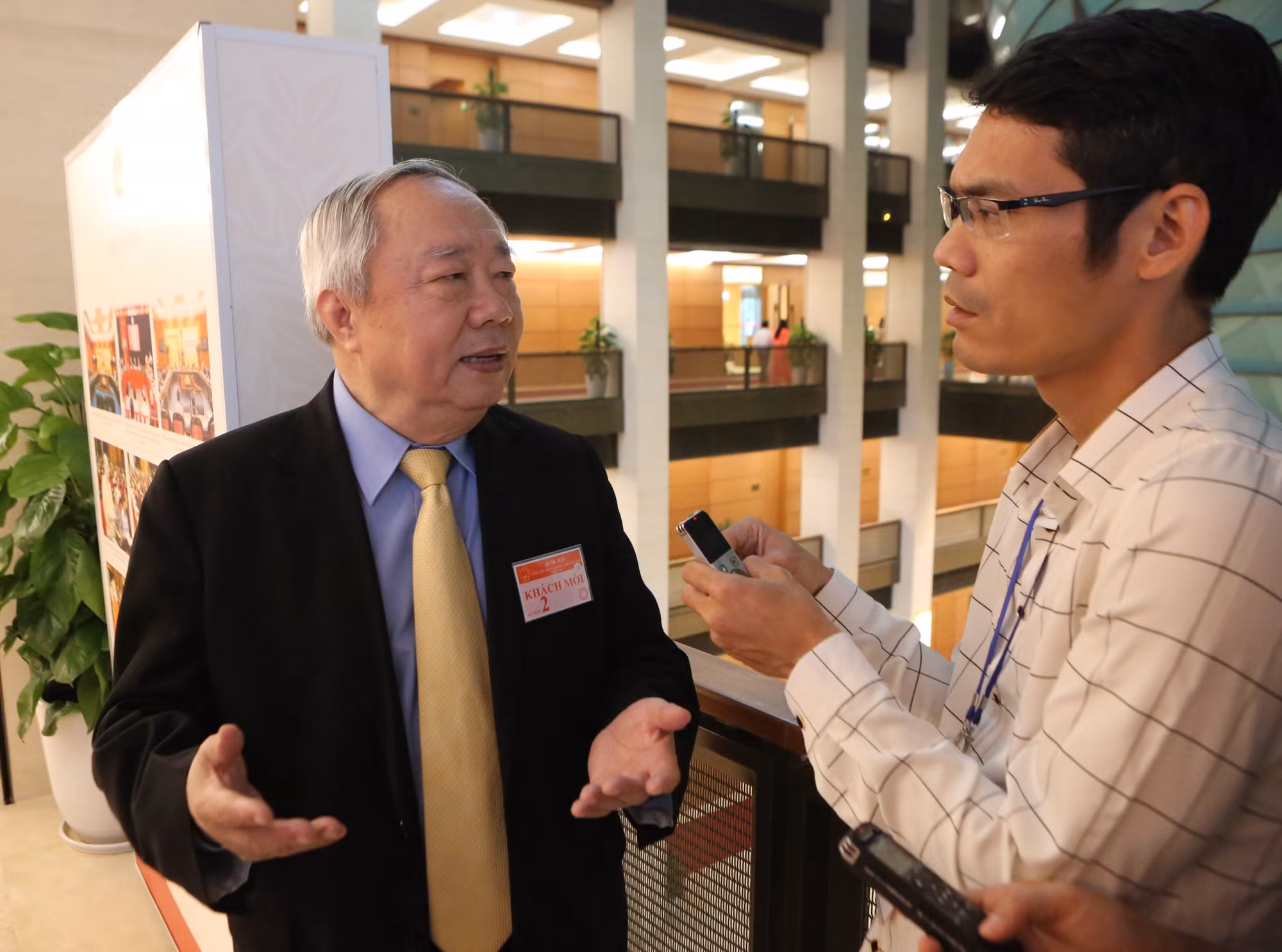 Phóng viên báo Tiền Phong phỏng vấn ông Vũ Mão bên lề kỳ họp Quốc hội