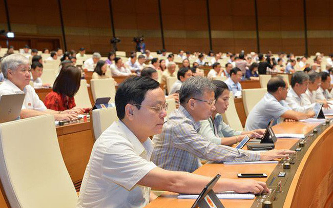 Các đại biểu Quốc hội bấm nút để biểu quyết Các đại biểu Quốc hội bấm nút để biểu quyết