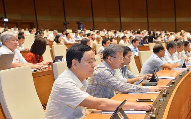 Các đại biểu Quốc hội bấm nút để biểu quyết