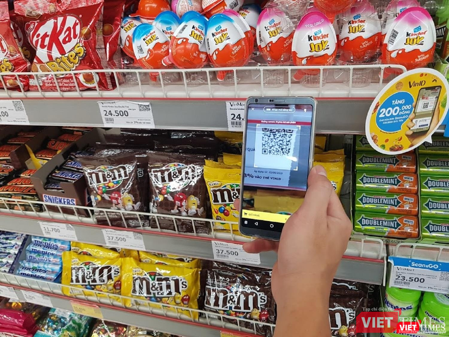 Khách hàng có thể chọn quét mã vạch, mã phản hồi nhanh hoặc nhập bằng tay để thêm sản phẩm vào giỏ hàng.