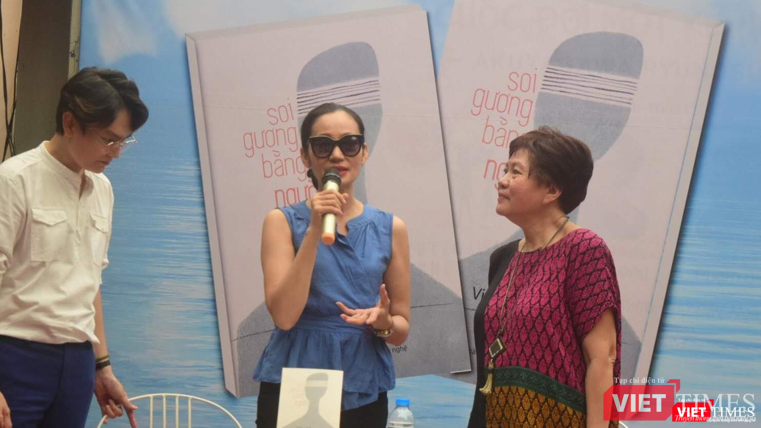 Diễn viên Hạnh Thúy (giữa) lên chúc mừng đạo diễn Việt Linh Diễn viên Hạnh Thúy (giữa) lên chúc mừng đạo diễn Việt Linh