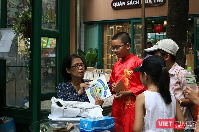 Các em nhỏ và TS. Quách Thu Nguyệt trong chương trình Tìm sách tặng bạn trên đường sách TP.HCM Các em nhỏ và TS. Quách Thu Nguyệt trong chương trình Tìm sách tặng bạn trên đường sách TP.HCM