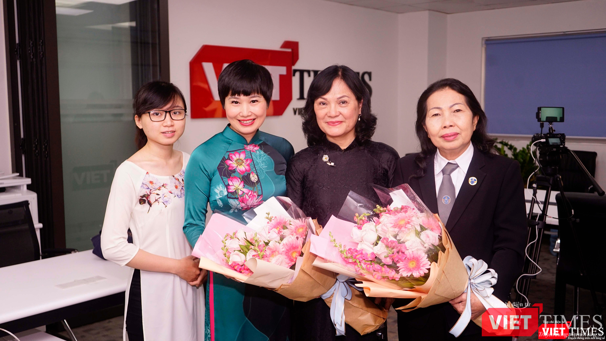 Tạp chí điện tử VietTimes tặng hoa và cảm ơn hai khách mời của tọa đàm