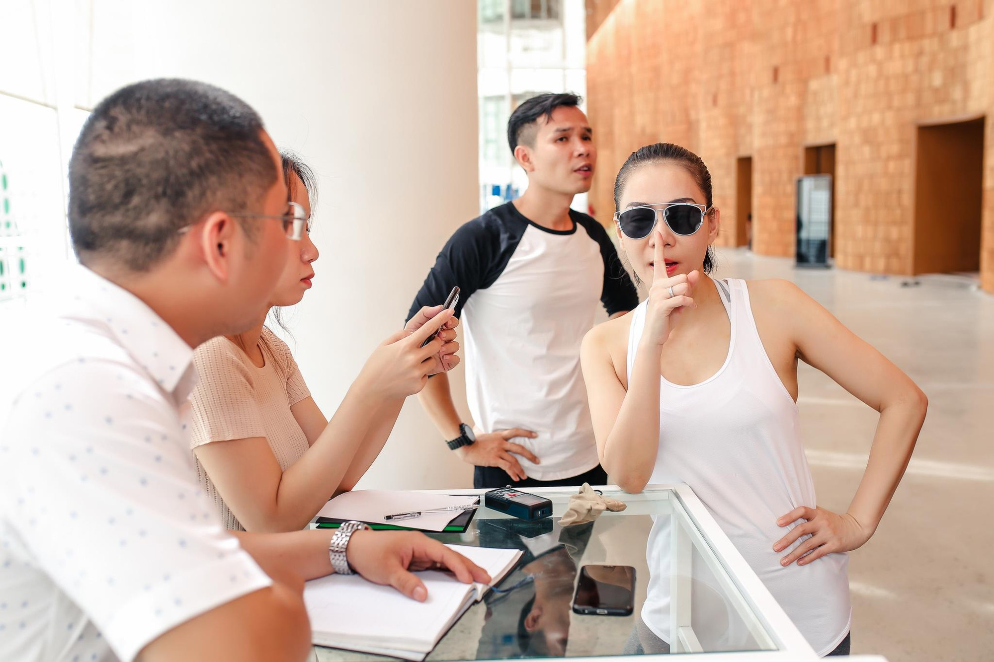 Thu Minh trực tiếp tham gia khảo sát tiến độ thi công của showcase