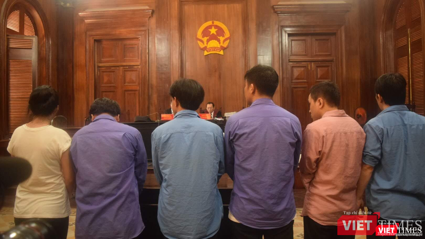 Bị cáo Vũ Thị Hồng Ngọc và các bị cáo Thanh, Sáng, Phong, trước tòa 