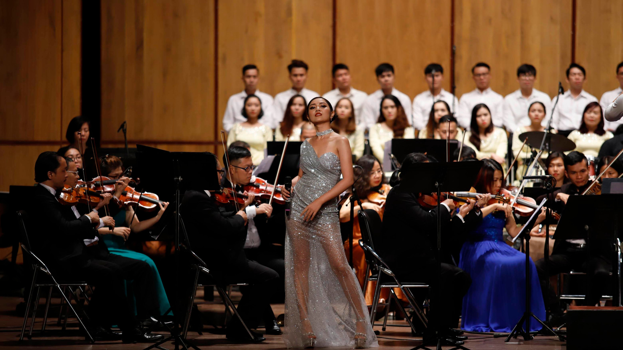 Ca sĩ Nguyễn Duyên Quỳnh trong vai Nữ hoàng