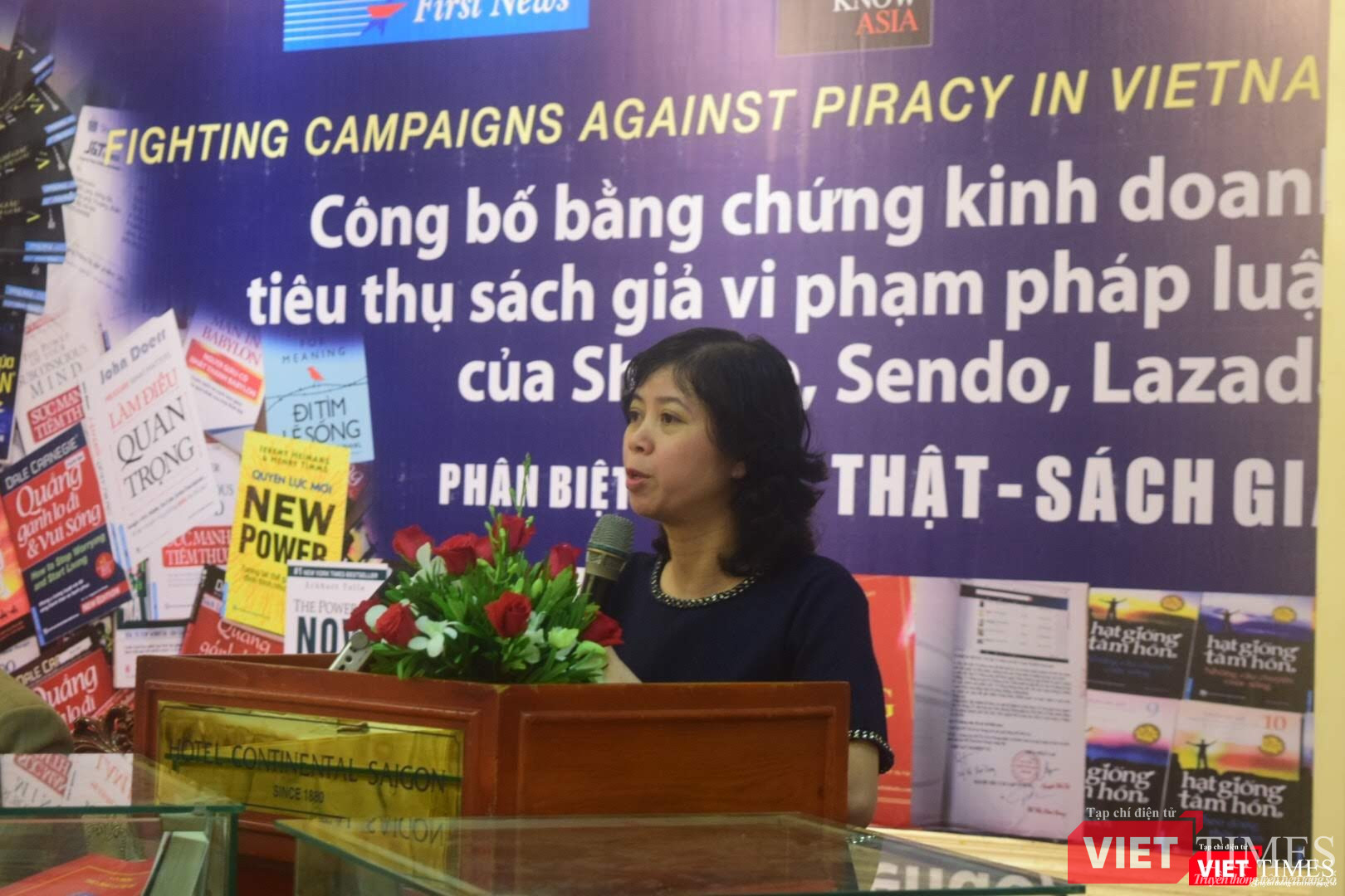 Bà Phạm Thị Hóa, Phó TGĐ công ty Phát hành sách Fahasa kêu gọi ủng hộ hàng thật