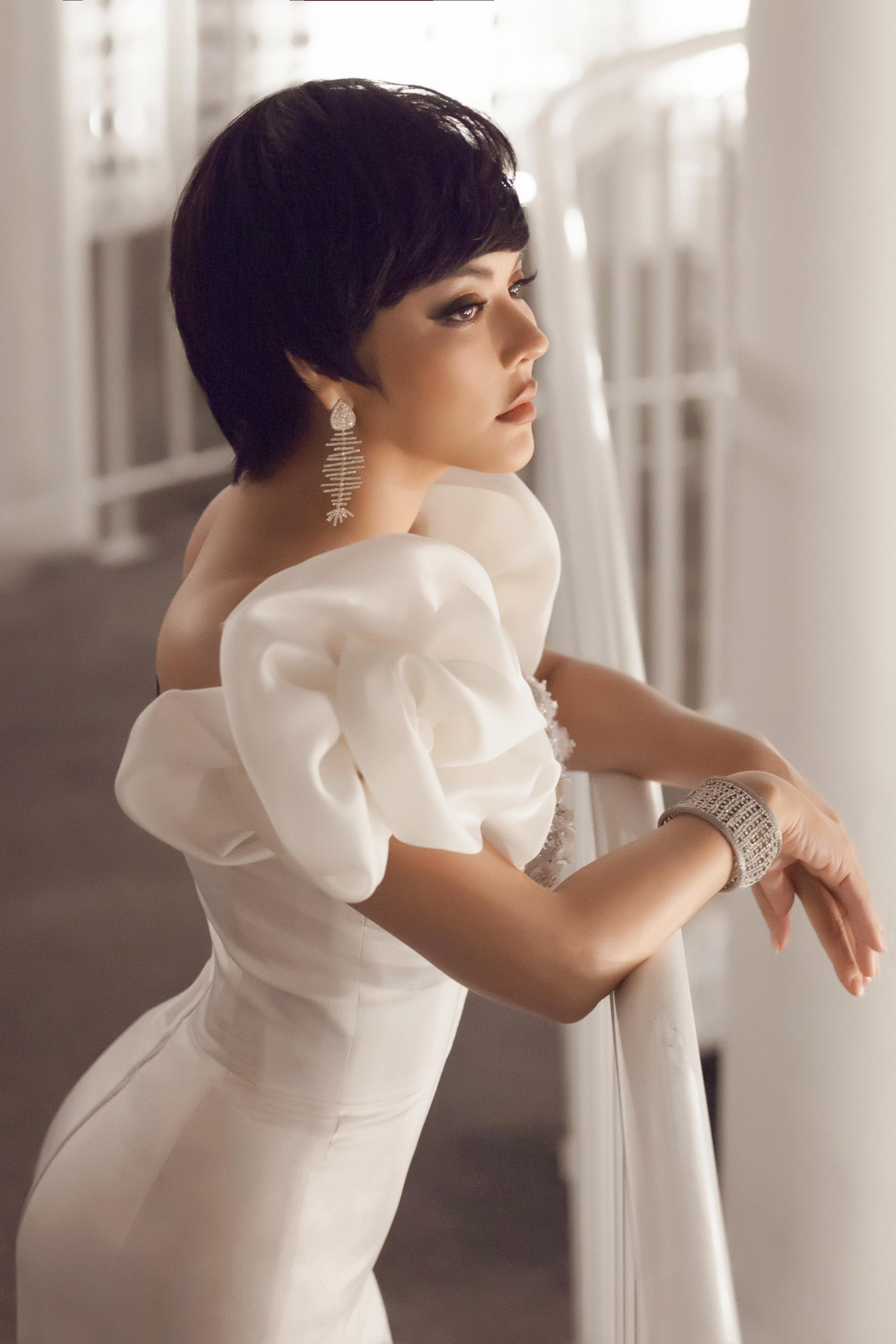 Trang phục được NTK Đỗ Long thiết kế riêng cho Lý Nhã Kỳ từ 4 tháng trước 