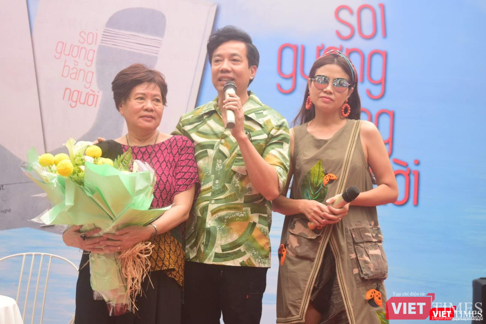 Nhiều ca sĩ, nghệ sĩ, diễn viên đến chúc mừng đạo diễn Việt Linh Nhiều ca sĩ, nghệ sĩ, diễn viên đến chúc mừng đạo diễn Việt Linh