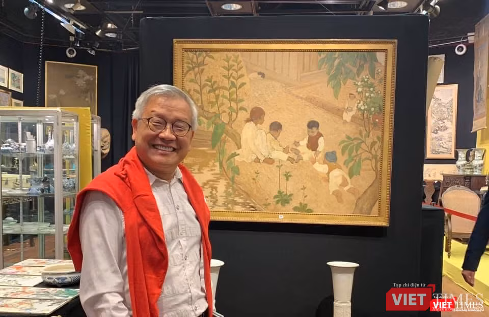 Nhà nghiên cứu Ngô Kim Khôi bên bức tranh của họa sĩ Lê Văn Đệ 