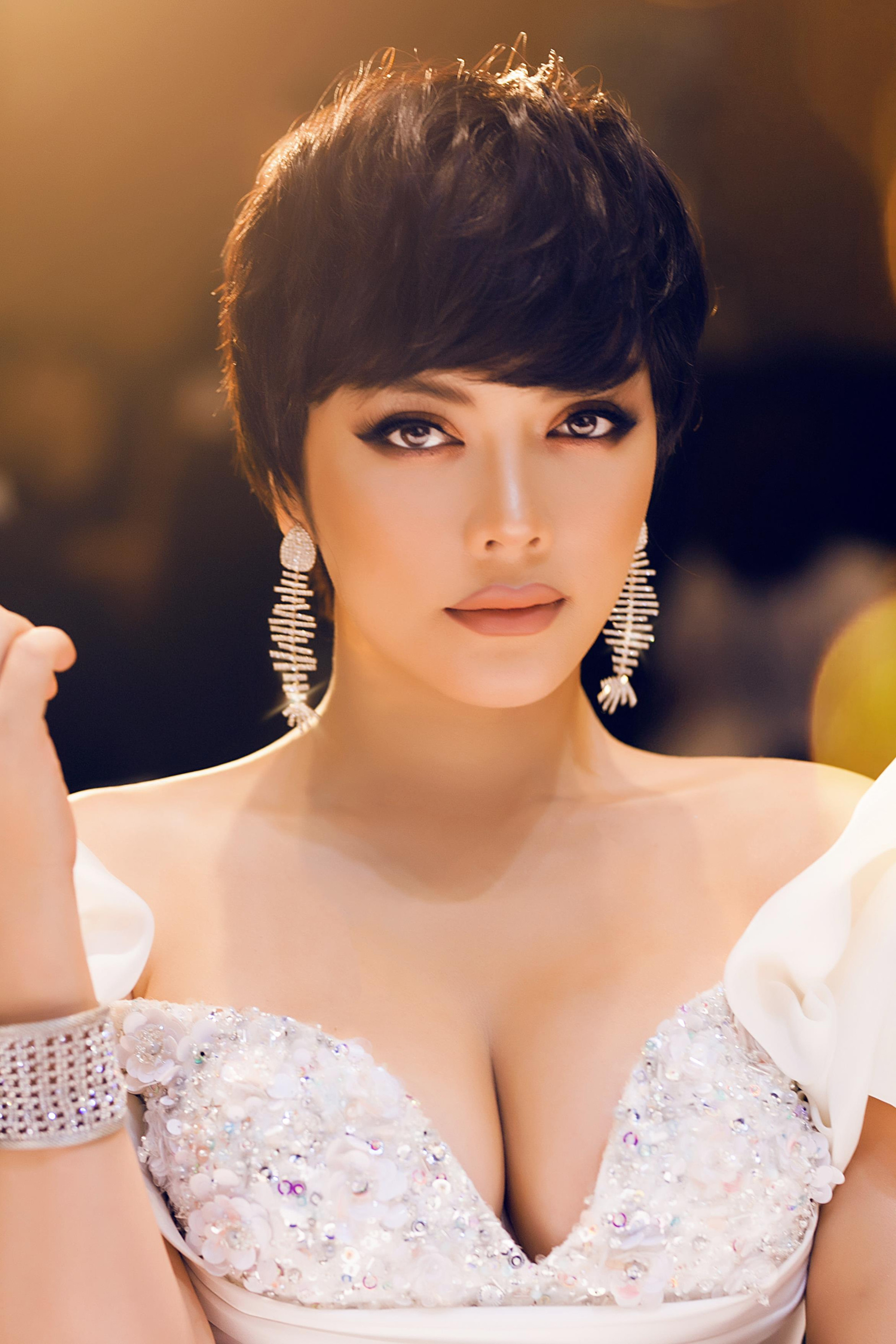 Lý Nhã Kỳ lần đầu xuất hiện với tóc tém