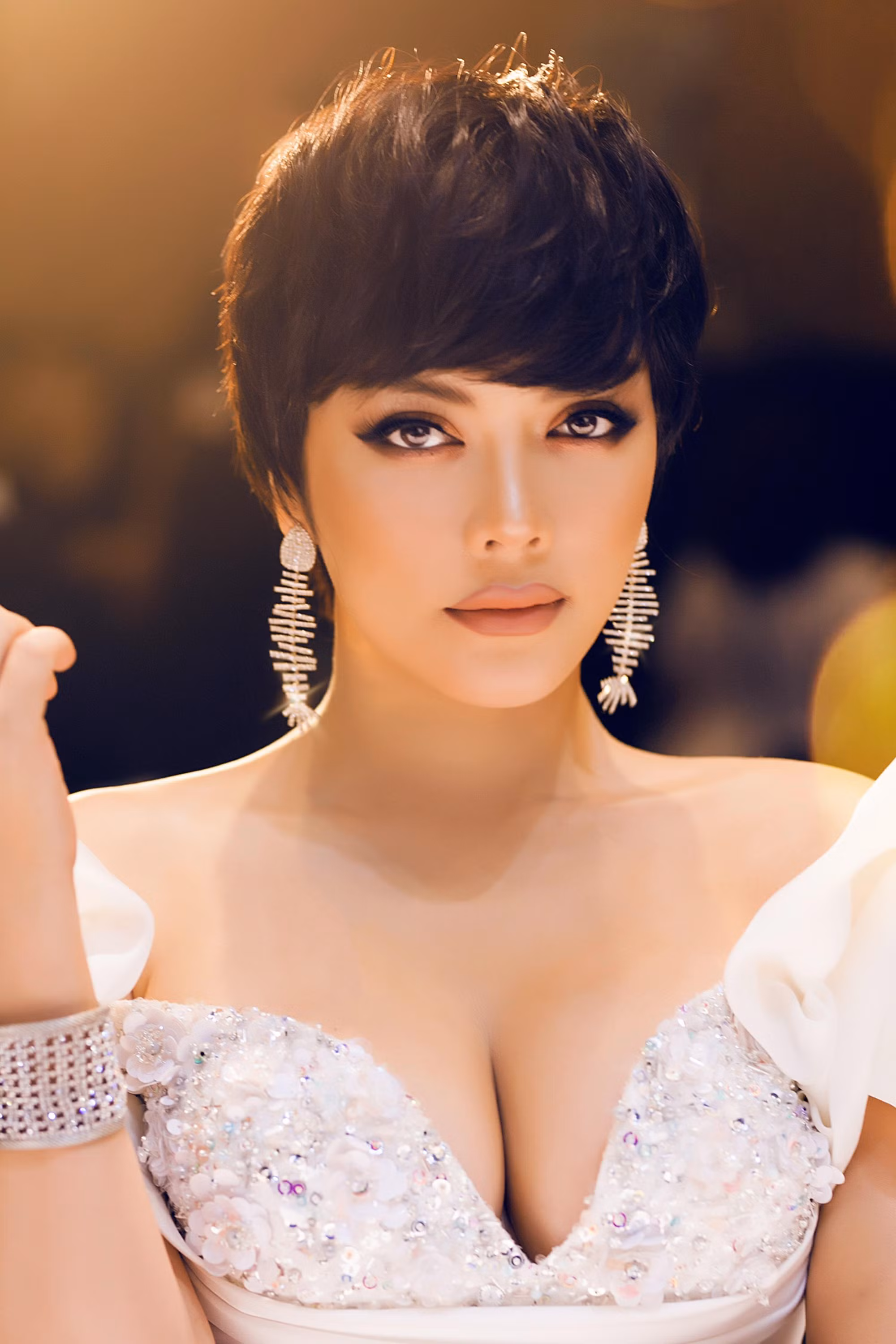 Lý Nhã Kỳ lần đầu xuất hiện với tóc tém Lý Nhã Kỳ lần đầu xuất hiện với tóc tém