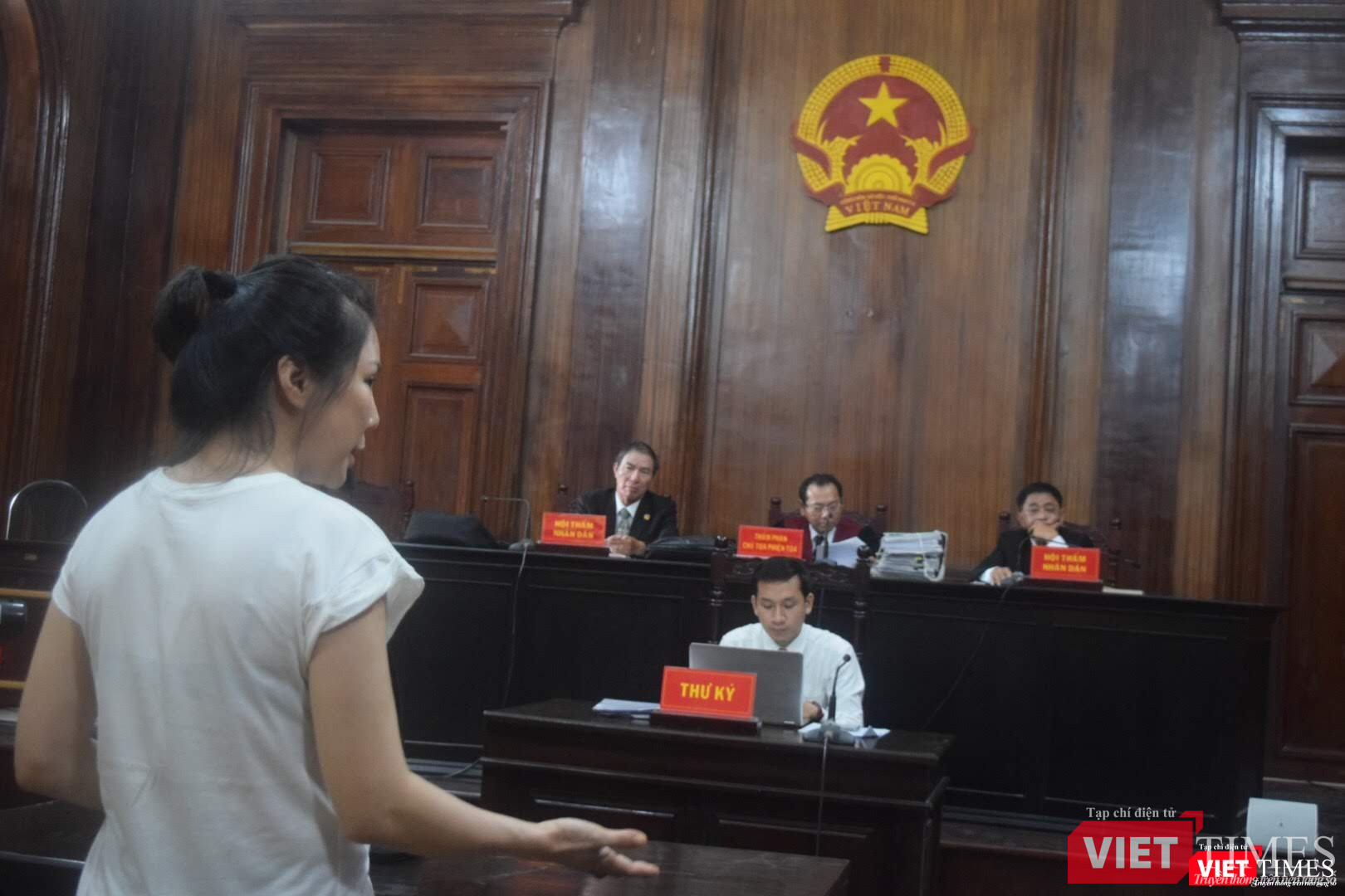 Bị cáo Vũ Thụy Hồng Ngọc trước HĐXX sáng 26/6