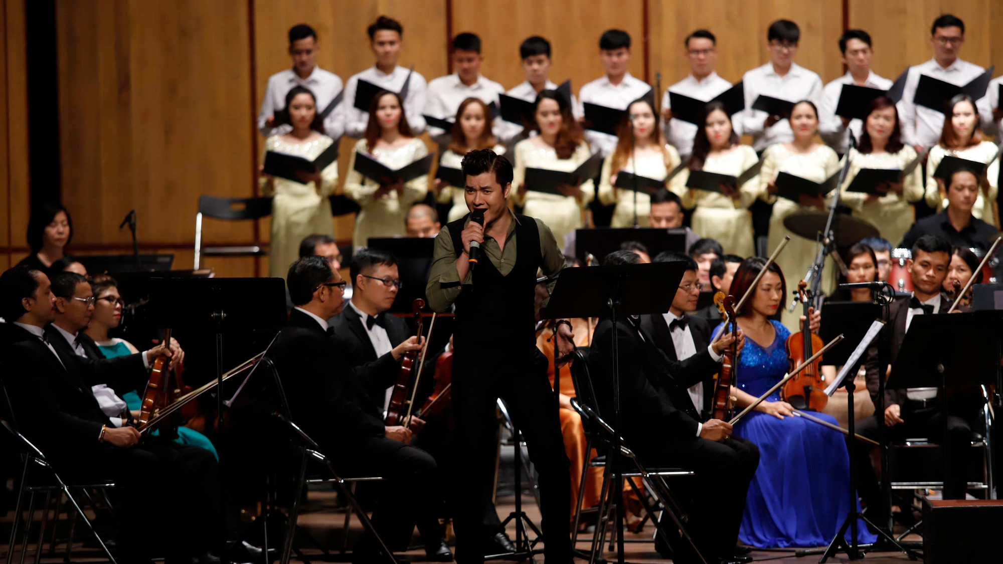 Ca sĩ Đào Mác trong vai Dế mèn