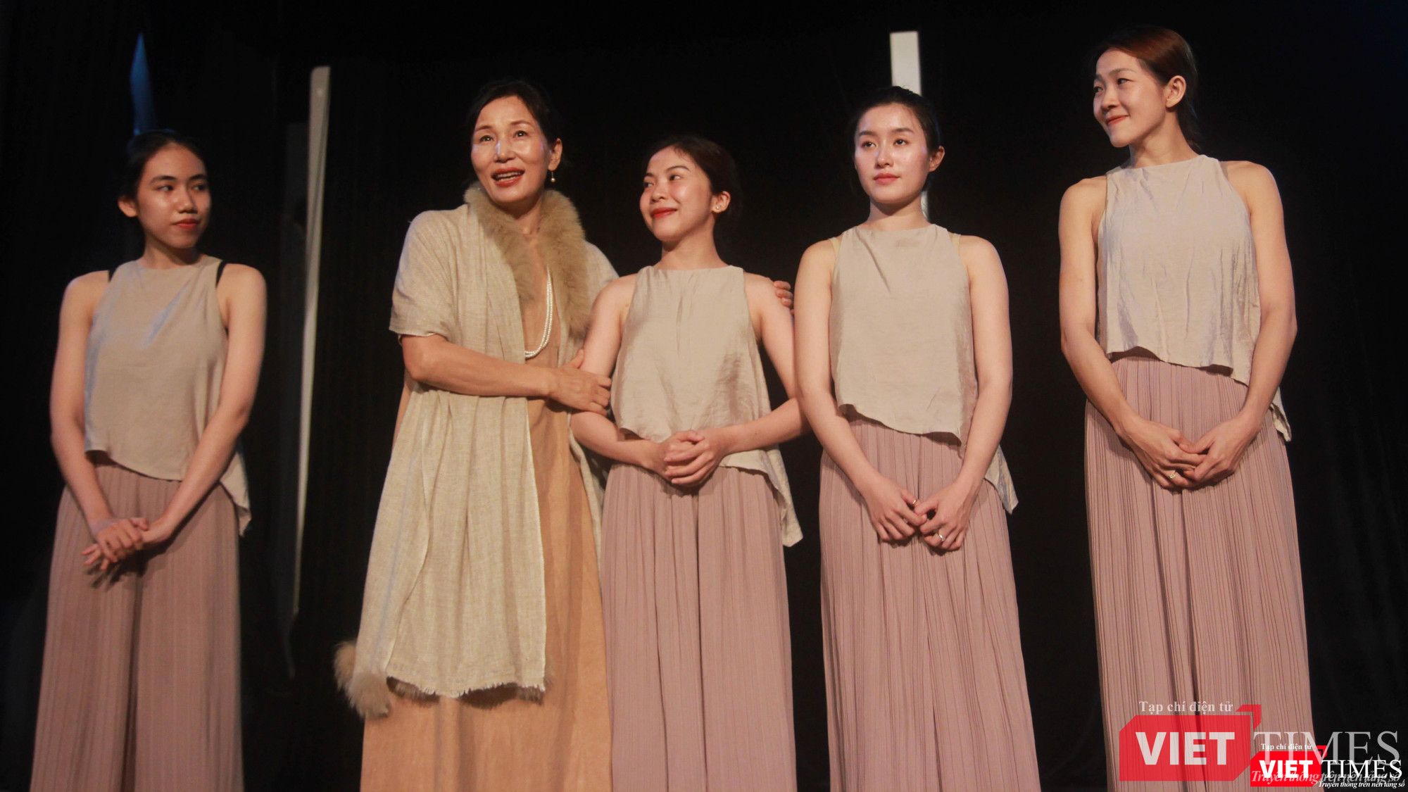 Biên đạo Yoo Oh Chun giới thiệu 3 diễn viên vào vai nàng Kiều tại buổi tập chiều 10/6. Từ bên phải ảnh qua: 