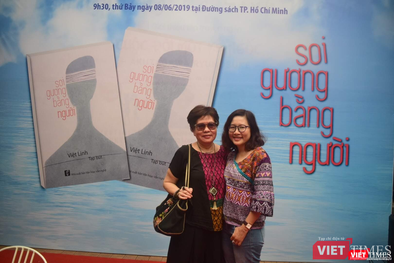 Bà Đinh Thị Phương Thảo - giám đốc NXB Văn hóa Văn nghệ TP HCM đến chúc mừng đạo diễn Việt Linh Bà Đinh Thị Phương Thảo - giám đốc NXB Văn hóa Văn nghệ TP HCM đến chúc mừng đạo diễn Việt Linh