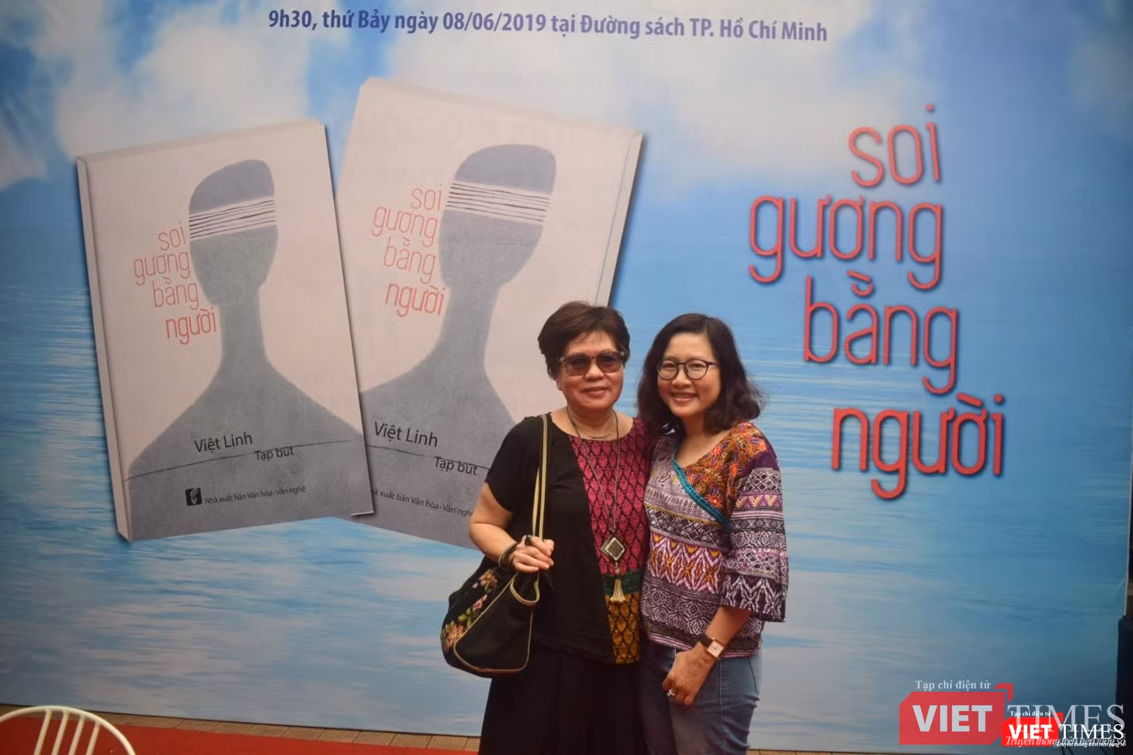 Bà Đinh Thị Phương Thảo - giám đốc NXB Văn hóa Văn nghệ TP HCM đến chúc mừng đạo diễn Việt Linh 