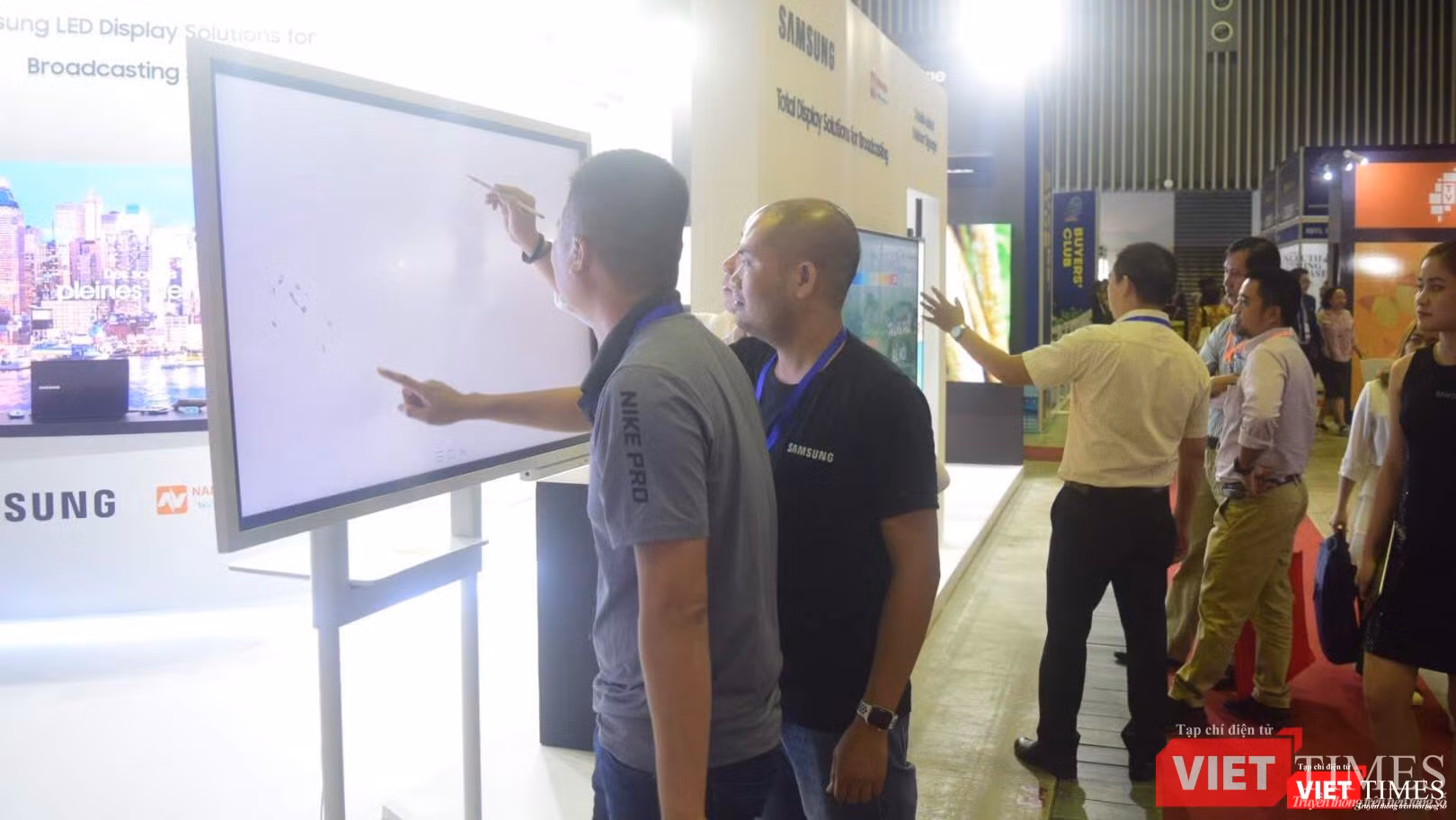 Rất nhiều đơn vị mang công nghệ tới cho khách hàng trải nghiệm tại triển lãm Rất nhiều đơn vị mang công nghệ tới cho khách hàng trải nghiệm tại triển lãm