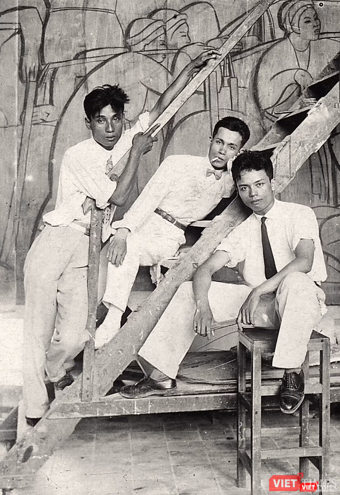 Ảnh chụp 3 sinh viên Lê Tiến Phúc, Georges Khánh và Vũ Cao Đàm trước phác họa bức phù điêu (lưu trữ Victor Tardieu) Ảnh chụp 3 sinh viên Lê Tiến Phúc, Georges Khánh và Vũ Cao Đàm trước phác họa bức phù điêu (lưu trữ Victor Tardieu)