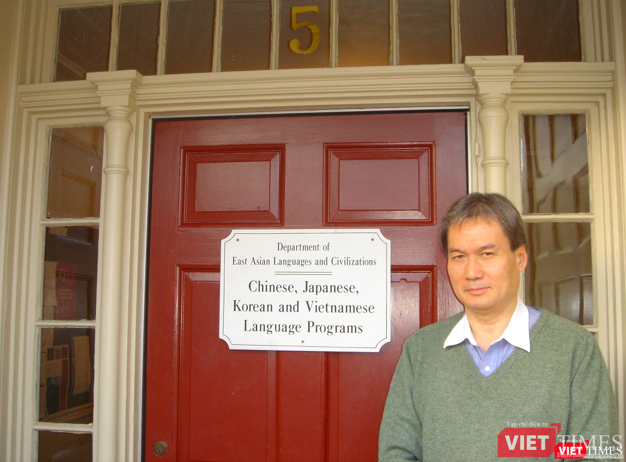 Ảnh chụp trước khu nhà các chương trình dậy tiếng, có tấm biển ghi bốn thứ tiếng theo trình tự ABC. (Ảnh: NVCC)