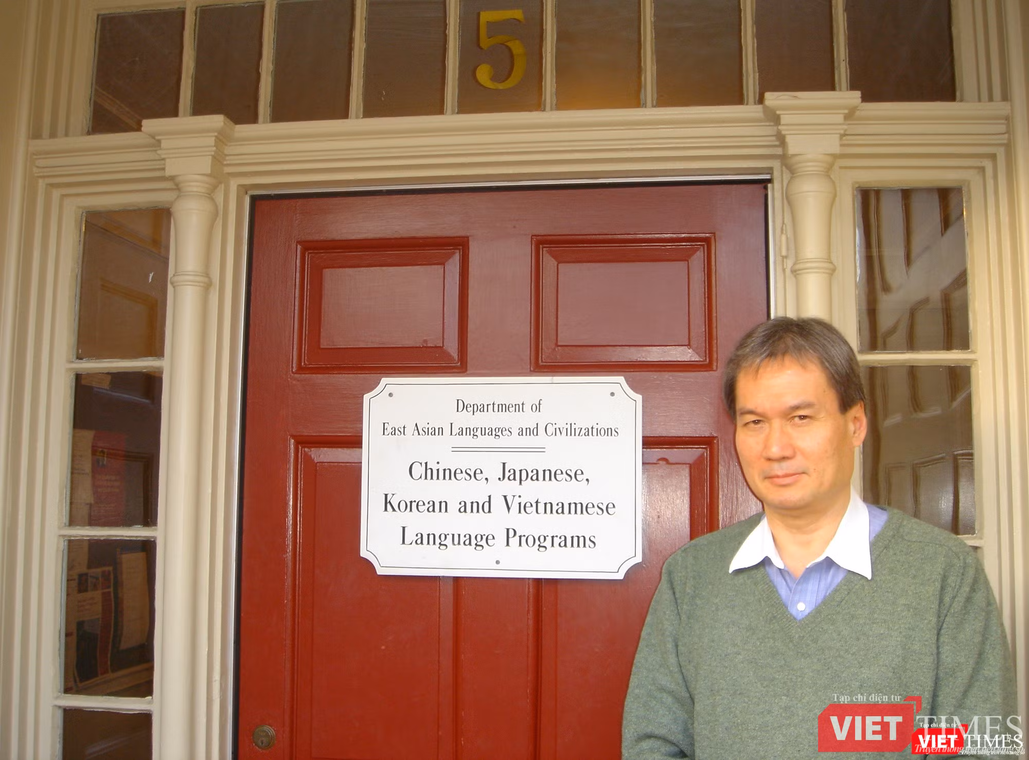 Ảnh chụp trước khu nhà các chương trình dậy tiếng, có tấm biển ghi bốn thứ tiếng theo trình tự ABC. (Ảnh: NVCC)