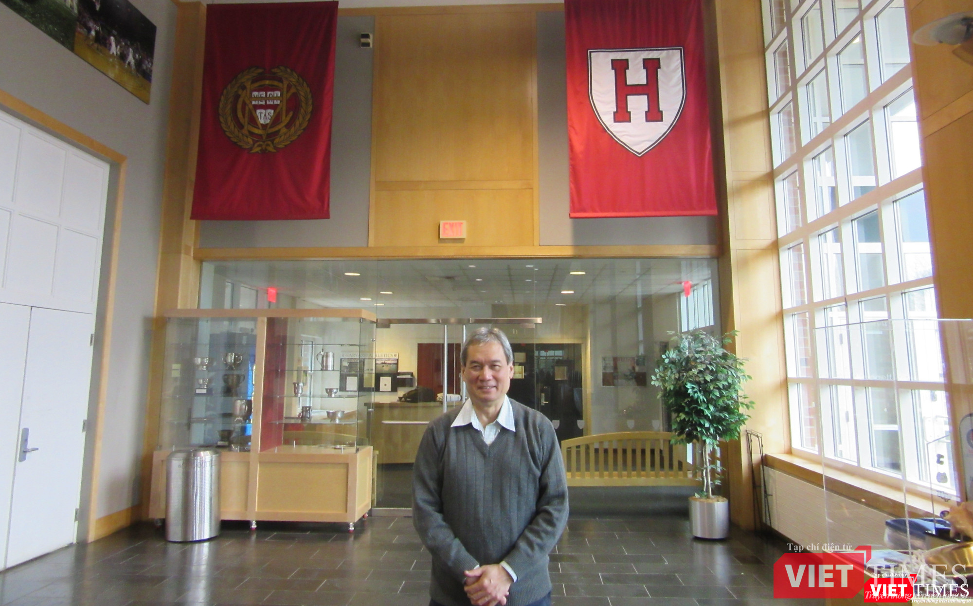 TS Ngô Như Bình vẫn đều đặn tập luyện đều đặn mỗi tuần bốn buổi tại bể bơi của trường Harvard. (Ảnh: NVCC)