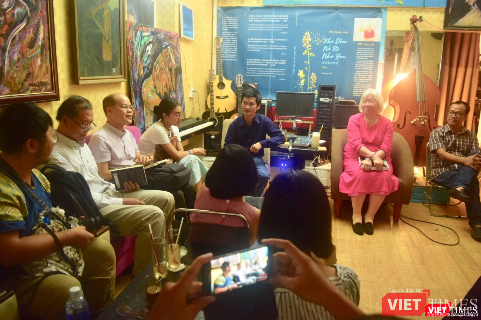 Bạn bè văn chương vui mừng chào đón "Khi đêm nở rộ như hoa" của nữ sĩ Doãn Linh Bạn bè văn chương vui mừng chào đón