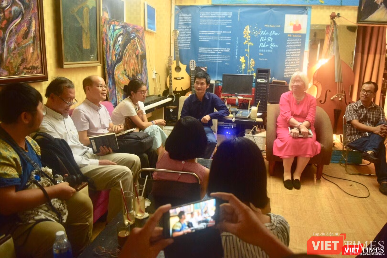 Bạn bè văn chương vui mừng chào đón 