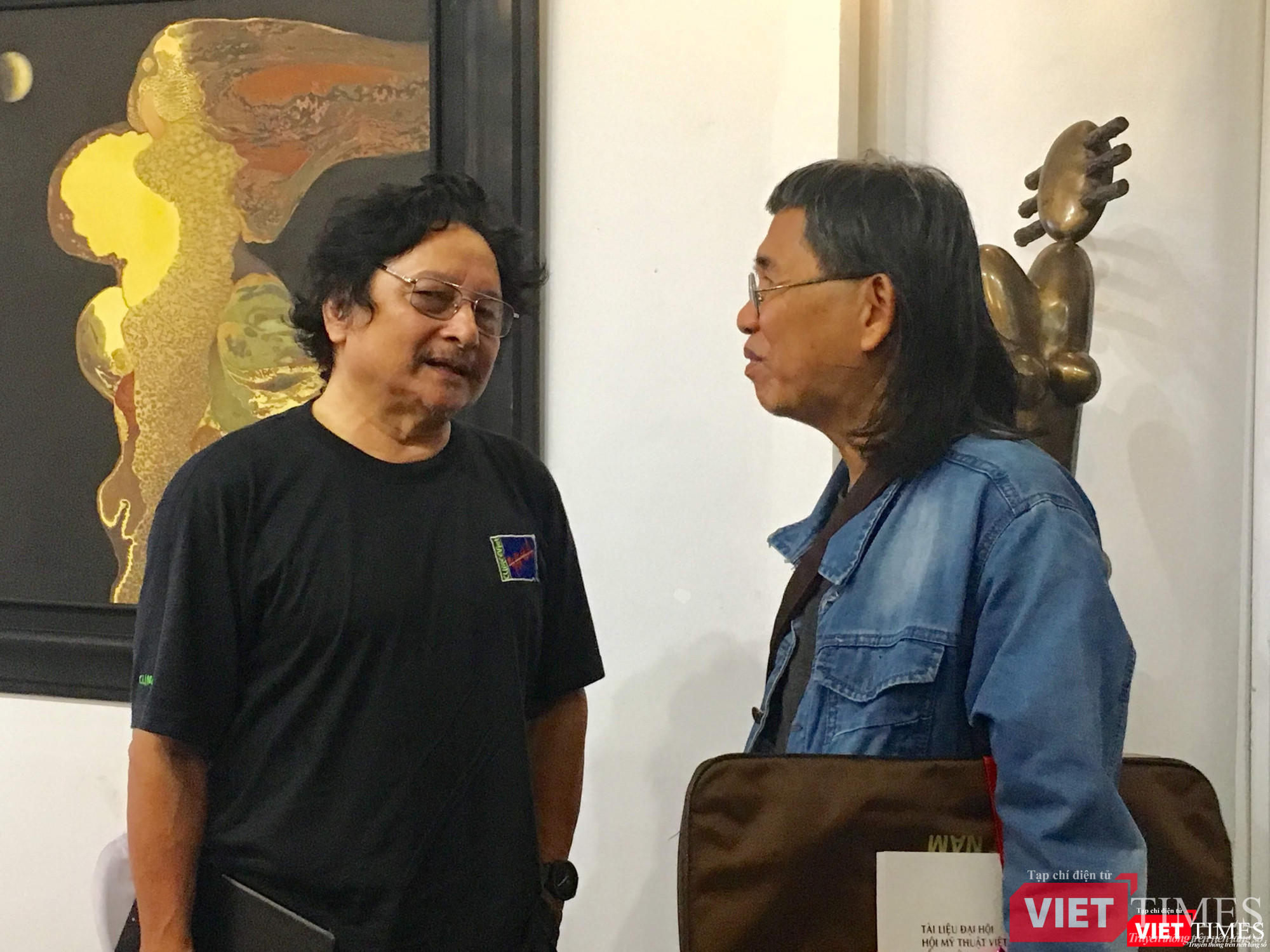 Họa sĩ Vân Thuyết (bên phải ảnh) đoạt Giải B cùng nhiều họa sĩ có mặt tại buổi khai mạc triển lãm