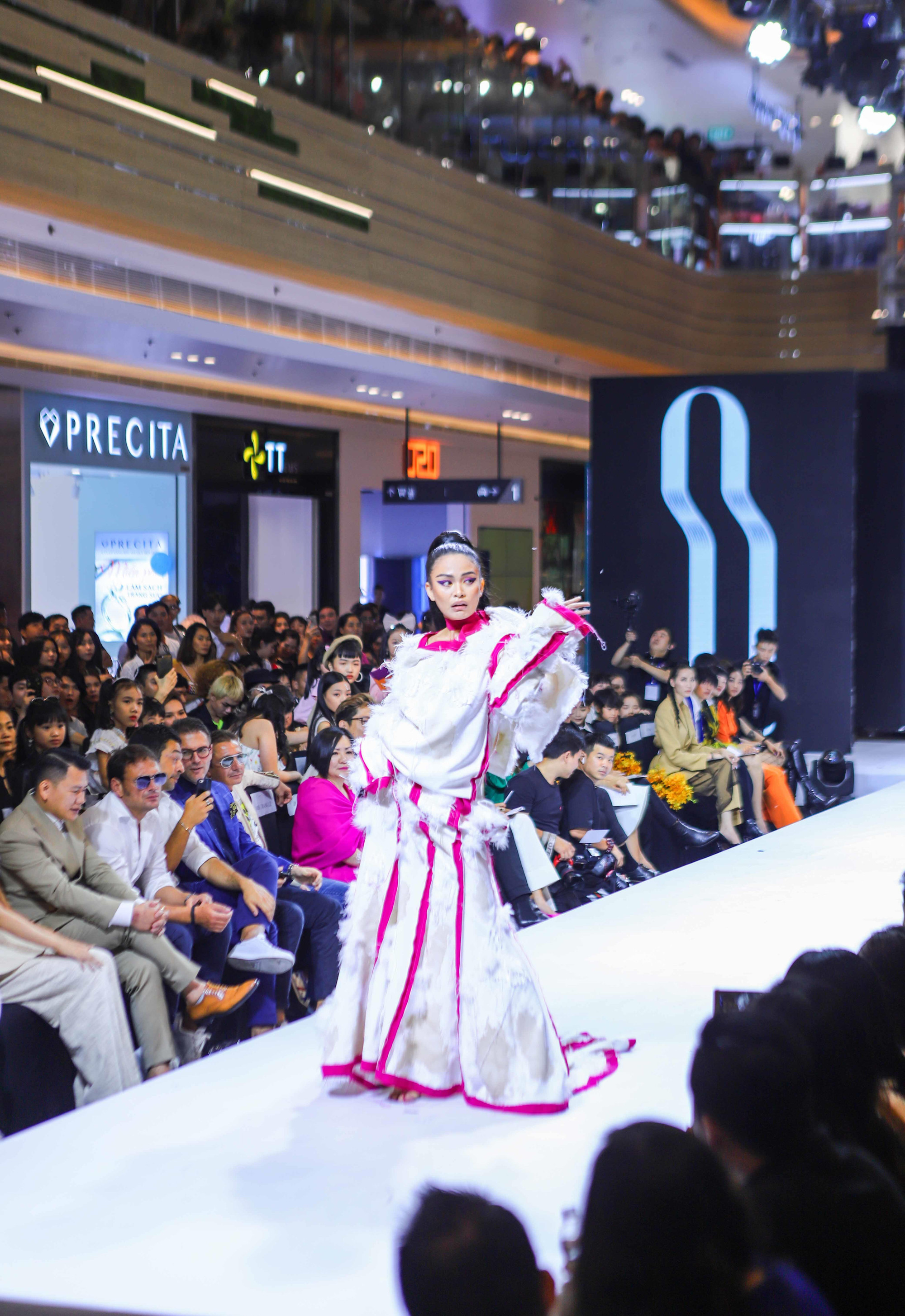 Mâu Thủy xuất hiện lộng lẫy 