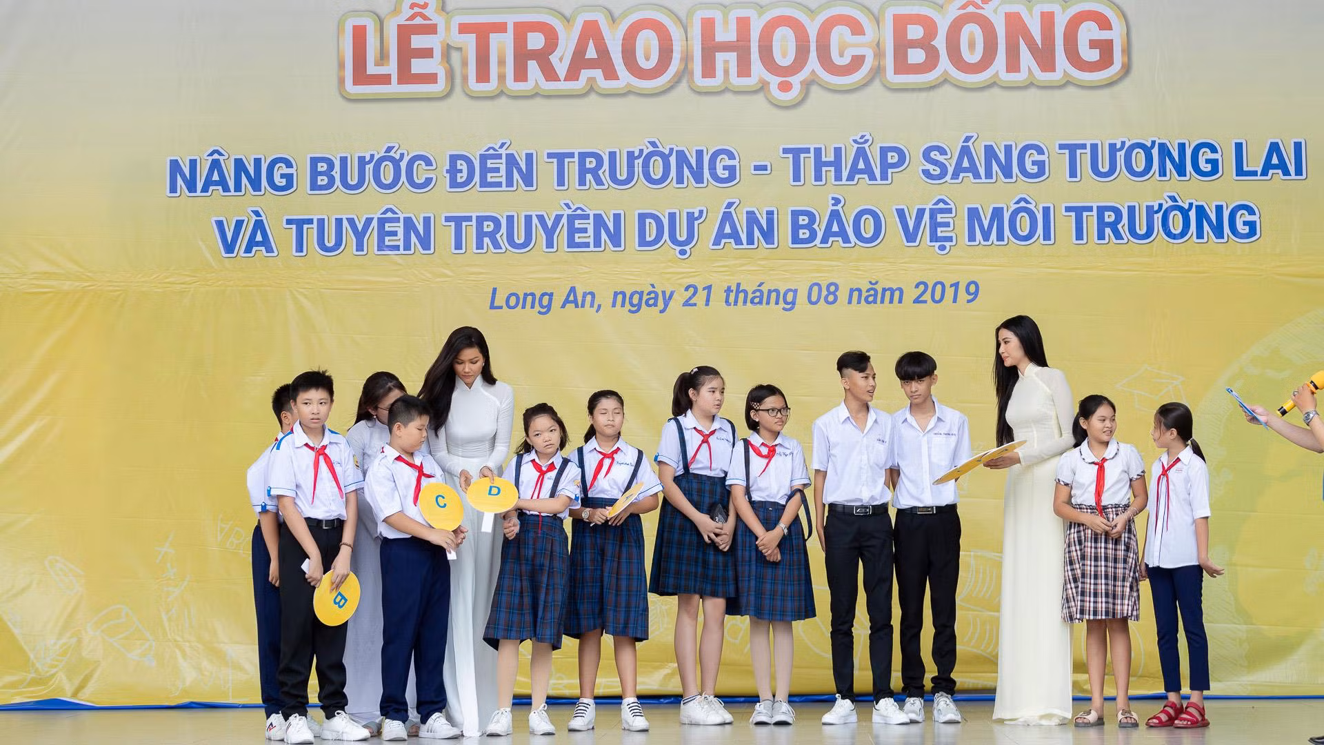 Hoa hậu H'Hen Niê và Á hậu Hoàng Thùy trao học bổng Thắp sáng tương lai Hoa hậu H'Hen Niê và Á hậu Hoàng Thùy trao học bổng Thắp sáng tương lai