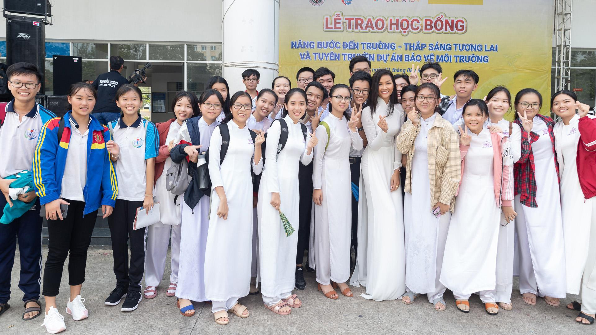 Các em học sinh quây xung quanh Hoa hậu H'Hen Niê