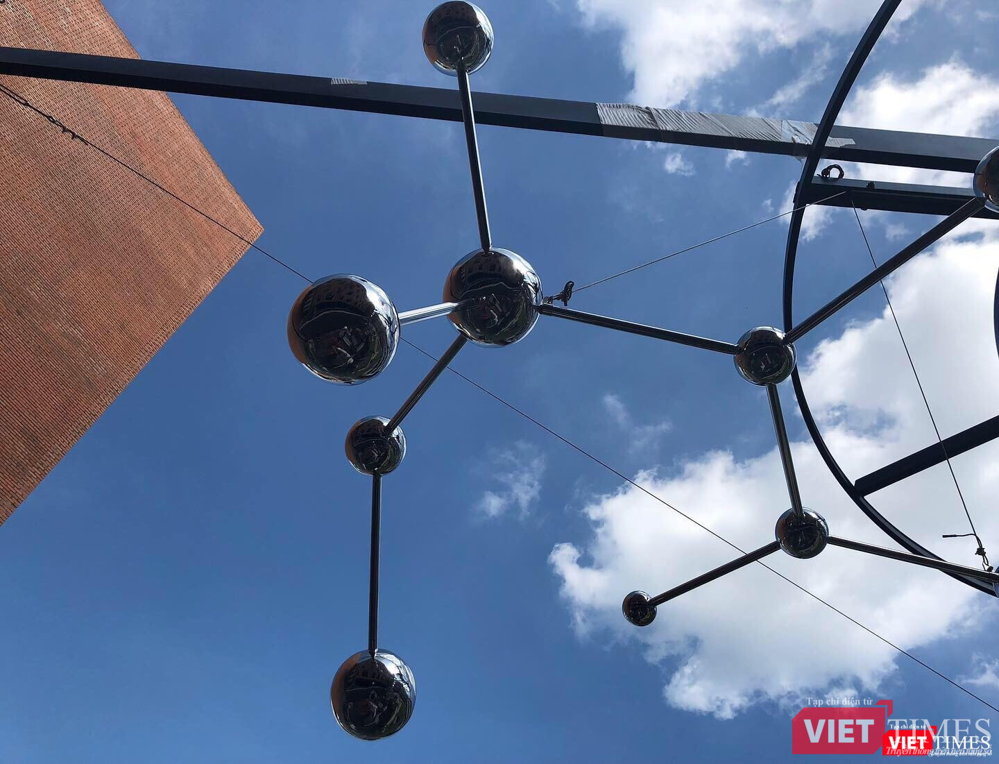 Dự án được thực hiện với sự hợp tác hỗ trợ về phần hóa học của nhà hóa học, tiến sĩ Đào Thanh Hải, Đại học Princeton, Hoa Kỳ