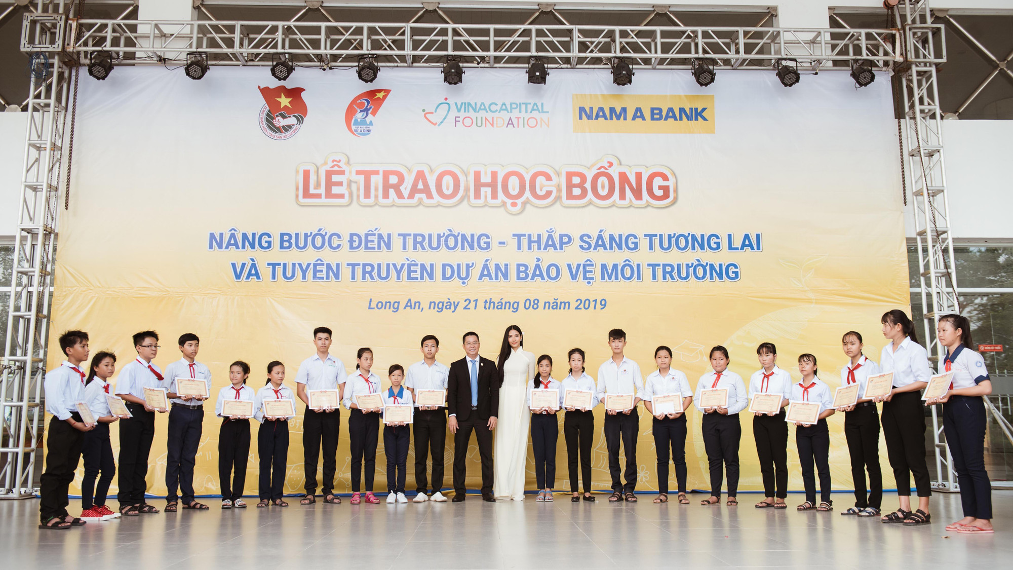 Á hậu Hoàng Thùy và các em học sinh nhận học bổng
